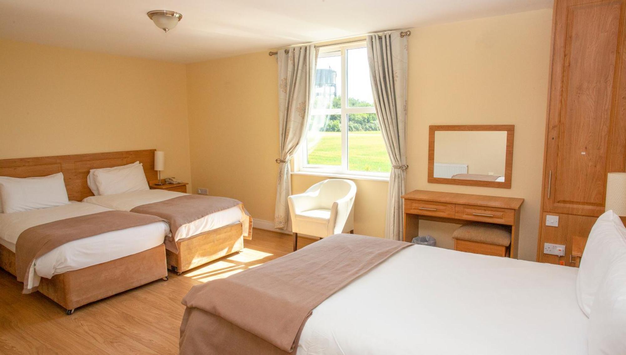 Knightsbrook Hotel Courtyard Accommodation Trim Extérieur photo